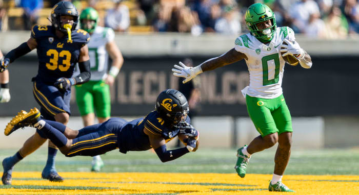 Oregon Ducks running back Bucky Irving runs the ball against the California Golden Bears.